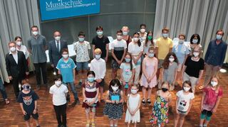 Schüler und Lehrer werden im Franz-Danzi-Saal für die Erfolge bei „Jugend musiziert“ gewürdigt.