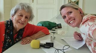 Ingrid Noll (l.) bei der Aufnahme für den Podcast Leben.Lieben.Lachen. mit Katja Bauroth Anfang Juli dieses Jahres im Schloss Schwetzingen.