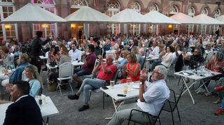 Vor dem Schlossrestaurant „Theodors“ geht das Publikum mit.