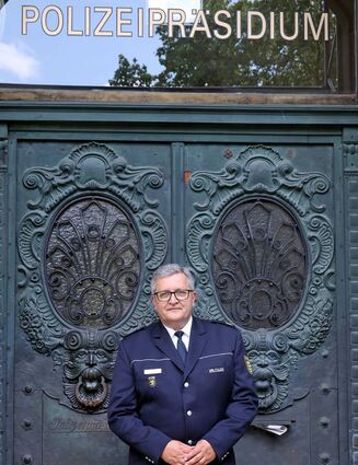 Polizeipräsident Siegfried Kollmar steht vor dem Hauptportal des Polizeipräsidiums Mannheim.