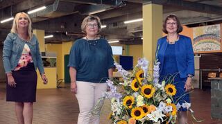 Abschied vom Gauß-Gymnasium: Direktorin Anja Kaiser (v. l.) mit Sigrid Büchner, Felicitas Fischer und Manfred Auer.
