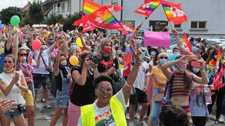 Tolle Stimmung: Die Teilnehmer der Demonstration „Dorfpride“ ziehen durch Oftersheims Straßen.