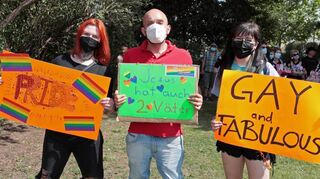 Aimee, Eduard und Amy haben klare Botschaften auf ihre Plakate geschrieben, so wie „Jesus hat auch zwei Väter“ oder „Gay and fabulous“ (homosexuell und fabelhaft).