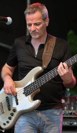 Weiß, auf was es ankommt: Rolf Breyer am Bass am Freitagabend.