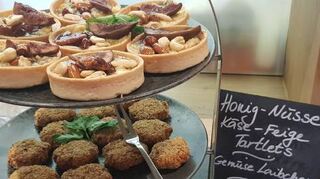 Das Büfett hat internationalen Touch – hier gibt es feine Tartlets.