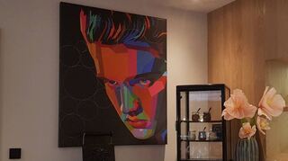 Im gesamten Haus fällt lässige Kunst auf – hier ein Porträt von Elvis Presley im Büfettbereich. Gefertigt hat es Künstler Heinz Tischer.