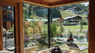 Die Sauna gewährt einen schönen Blick auf den Badeteich und die Bergwelt. Familie Höring betreibt im Winter auch die Tischlerhütte im Skigebiet von Maria Alm.