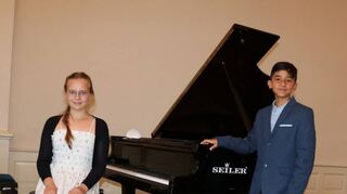 Arjun Mukhopadhyay und Matilda Getto sind beim Abschlusskonzert in Baden-Baden dabei und freuen sich nach dem Auftritt gemeinsam.