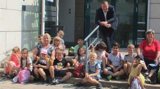 Die Erzieherinnen Irina Ilg (l.), Irena Stryj (r.) und die Kinder des Park-Kindergartens fühlten Oberbürgermeister Marcus Zeitler (Mitte hinten) mit knackigen Interviewfragen auf den Zahn. Für die bessere Sichtbarkeit auf dem Bild wurde der Mund-Nase-Maske kurz abgenommen, wie der Kindergarten betont.