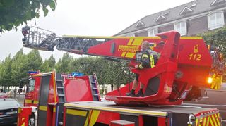 Uwe Müller fährt die Drehleiter mit Rettungskorb nach oben und achtet dabei darauf, keine Hindernisse zu treffen.