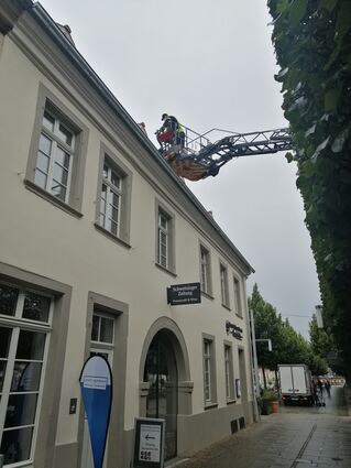 Hier prüft Hoffmann nun, ob es möglich ist, mit dem Rettungskorb das Dach des Gebäudes, in dem die Redaktion der Schwetzinger Zeitung sitzt, zu erreichen.