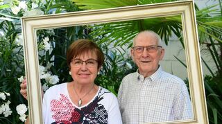 Das Jubelpaar Maria und Horst Becker im Hof ihres gepflegten Wohnhauses, der von mediterranen Pflanzen geprägt ist.