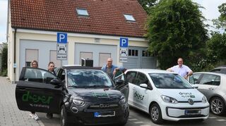 Pia Äpple (v. l.) und Angelina di Stefano von der Calwer Firma Deer freuen sich mit Kämmerer Andreas Emmerich und Bürgermeister Gunther Hoffmann über den Start des E-Carsharing-Angebots.