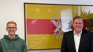 Heimspiel: Bundestagskandidat Jonas Fritsch (l.) besucht Oberbürgermeister Marcus Zeitler in dessen Amtszimmer mit der Fahne des Großherzogtums Baden.