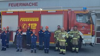 Die Kinder der Jugendfeuerwehr mit ihren sechs Betreuern vor dem Übungsbeginn: Simon Friedel (v. l.), Nick Lakus, Yusuf Marouf, Christoph Schwegler (Jugendwart), Florian Wachter, Noah Spiegler, Sören Wrobel, Marius Wrobel, Lukas Mitterwald, Nick Eustachi, Noah Grün, Lara Rembert , Sofia Petridis, Felix Jung (stellvertretender Jugendwart), Alena Mahler und Marvin Berger.