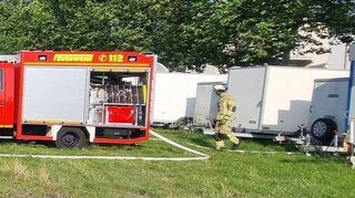 Die Erfahreneren üben den Löschangriff: Der Angriffstrupp (l.) ist bereits am Löschen, während sich der Wassertrupp (Mitte) weitere Anweisungen bei der Gruppenführerin Lara Rembert holt.
