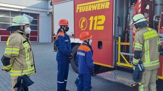 Fahrzeugkunde für die Jugendfeuerwehr am Tanklöschfahrzeug (TLF) 2040 Sonderlöschmittel (SL): Marvin Berger und Alena Mahler erklären den Kindern den Systemtrenner (r.). Mit diesem wird verhindert, dass Löschwasser in das Leitungsnetz gedrückt oder gesaugt und das Trinkwasser verunreinigt wird.