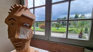 Der „Wächter“ von Eva Specht, einer Künstlerin aus Winnenden, hat einen Platz am Fenster der Orangerie gefunden.
