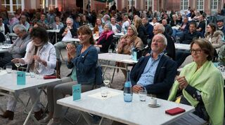 Beseelt: Das Publikum erlebt einen schönen Abend mit fantastischer Musik am „Theodors“ im Schlossgarten Schwetzingen.
