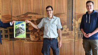 Die Natur im Fokus: Bürgermeister Jens Geiß (v. l.), Forstbezirksleiter Philipp Schweigler und Waldpädagoge Christopher Schierk freuen sich auf den Aktionstag.
