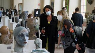 Zur Vernissage am Samstag sind zahlreiche Künstler und Interessierte anwesend.