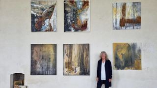 Anne Ruffert aus Köln experimentiert mit speziellen Techniken, mit denen sie Rost auf ihren Werken erzeugt. Ihre Arbeiten sind vornehmlich in Naturfarben gehalten und wirken – je nachdem, wie sie gehangen werden – immer wieder wie neue Bilder beim Betrachter. Sie lässt ihre Malereien entstehen, in dem sie die Farben laufen lässt.