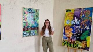 Charlotte Kraus aus Augsburg packt ihre Gefühle in Werke, die Plakatkunst, Grafik und abstrakte Malerei vereinen.