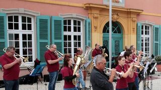 Sie bieten vor dem Palais Hirsch beste musikalische Unterhaltung.