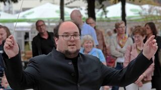 Der scheidende Dirigent Manuel Grund hat bei seinem Abschiedskonzert sichtlich viel Spaß.