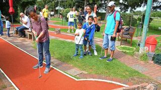 Beim Minigolfturnier von SPD und Awo haben Menschen mit und ohne Behinderung gemeinsam ihren Spaß. Auf der Eppelheimer Gartengolfanlage spielen sie in Kleingruppen Minigolf.