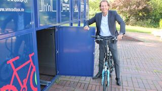 Freut sich auf die Modernisierung der Fahrradabstellanlage am Bahnhof: CDU-Bundestagsabgeordneter Olav Gutting probiert schon mal die neue VRN-Radbox aus.