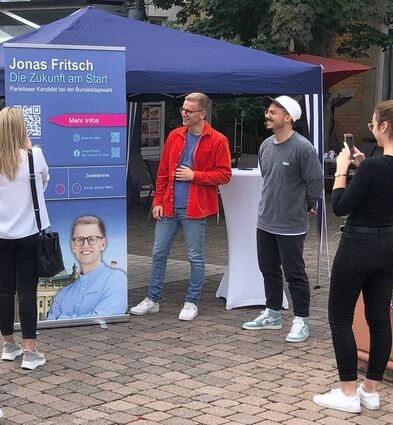 Jonas Fritsch freut sich beim Infostand über ein großes Interesse an seiner Kandidatur über alle Altersgruppen hinweg.