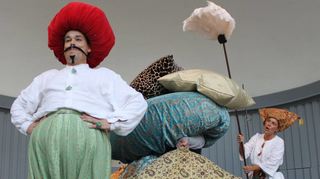 „Sultan und Kotzbrocken“ von der KiTZ Theaterkumpanei wird gespielt von Bärbel Maier (als „100 Frauen“, r.) und Peer Damminger als „Sultan“ (l., sowie Uwe Heene als „Kotzbrocken“).