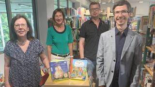 Gelungene Neugestaltung: Annette Rossnagel (v. l.), Ute Roes, Thomas Russow und Büchereileiter Christian Sauer freuen sich über die neue Eisenbahn im Kinderbereich.