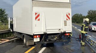 Der Lkw ist auf die Baustellenbehelfsleitplanke aufgefahren und über die linke Fahrspur in die Mittelleitplanke gefahren.