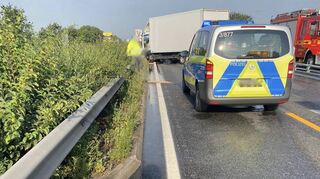 Hier sieht man die Situation mit dem Lkw, der die komplette eingeengte Doppelfahrspur versperrt. Rechts die abgetrennte Spur für die Bohrungen, auf der das Feuerwehrfahrzeug von Speyer her auffahren konnte. Von 8 bis 12 Uhr war die A 61 dicht.
