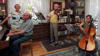 Probenbesuch beim neuen „Volkslieder-Instrumentalensemble“: Hildegard Linke (v. l.), Dieter Klee, Manfred Wöhr und Ursula Muth spielen in Hildegard Linkes Wohnzimmer, Gitarristin Beate Witte fehlt bei dieser Zusammenkunft.