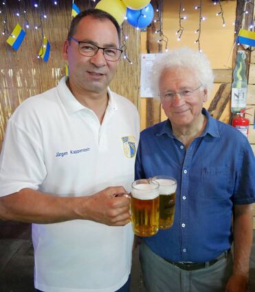Bürgermeister Jürgen Kappenstein (l.) und sein Amtskollege Marc Goua aus der französischen Partnergemeinde Trélazé stoßen beim Backfischfest 2019 an. Der Rathauschef aus dem Nachbarland kommt für ein verlängertes Wochenende zu Besuch in die Enderlegmeinde.