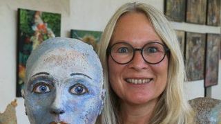 Kopfsache: Eva Specht mit einem ihrer androgynen Köpfe.