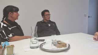 Zia Akbari ist mit Raquel Rempp (l.) in die Redaktion gekommen. Sie kümmert sich seit 40 Jahren um Menschen, die Hilfe benötigen. Mit Katja Bauroth spricht der junge Mann offen über seine Sorgen in Bezug auf seine Familie in Afghanistan.