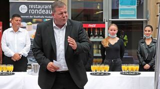 Lobt den guten Baufortschritt und entschuldigt sich für Unannehmlichkeiten: OB Marcus Zeitler ist sichtlich zufrieden, dahinter Katrin Zorn (v. l.), Sami Hafez, Sophie Zschocke und Arita Bajqinovci vom Team Stadthalle.