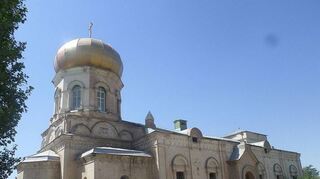 Die Kirche des Heiligen Alexander Newskij in Termes, Usbekistan. Der Glockenturm (kleines Bild) wurde abgerissen. Es soll wieder aufgebaut werden.
