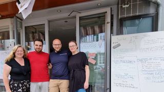 Tolle Truppe: Melanie Brücken (v. l.), Faris Allahham, Anas Alakkad und Jennifer Fleischer koordinieren im „CoWorking“ in Sinzig gerade Hilfsgesuche und -angebote.