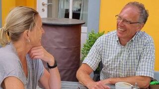 Der Beigeordnete der Stadt Sinzig, Roland Janik, trifft Katja Bauroth. Er freut sich über die große Hilfe aus der Kurpfalz.