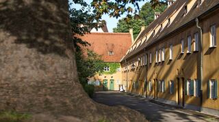 Die 500 Jahre alte Sozialsiedlung erstrahlt in Sonnengelb.
