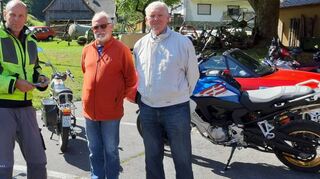 Pause für die betagten Maschinen und ihre Fahrer: Torsten Würz (v. l., Brühl), Bernhard Müller (Hockenheim) und als ältester Oldtimerfreund on Tour Siegfried Perner (Ketsch).