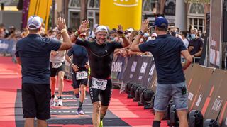 Der Oftersheimer Dirk Oswald strahlt: Der 35-Jährige überquert nach 9:21 Stunden die Ziellinie beim Frankfurt Ironman. Als Sechster seiner Altersklasse hat er sich für Hawaii qualifiziert, wo der Start auf Februar verschoben wurde.