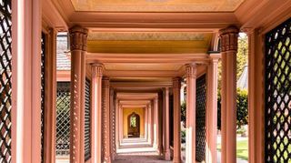 Der sonnendurchflutete Wandelgang der Moschee lädt zum Flanieren ein.