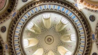 Ein Blick auf die schöne Kuppel der Moschee mit Fenstern.