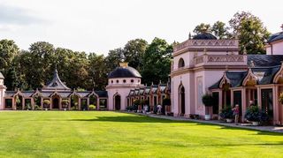 Der Innenhof der Moschee mit Eingangsportal, Wandelgängen und Eckpavillons: Das Bauwerk ist etwas Besonderes im Schlossgarten Schwetzingen.